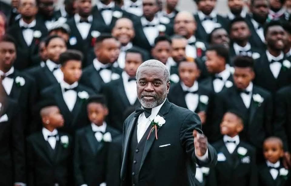 Andre' Lee Ellis in front of hundreds of tuxedoed participants